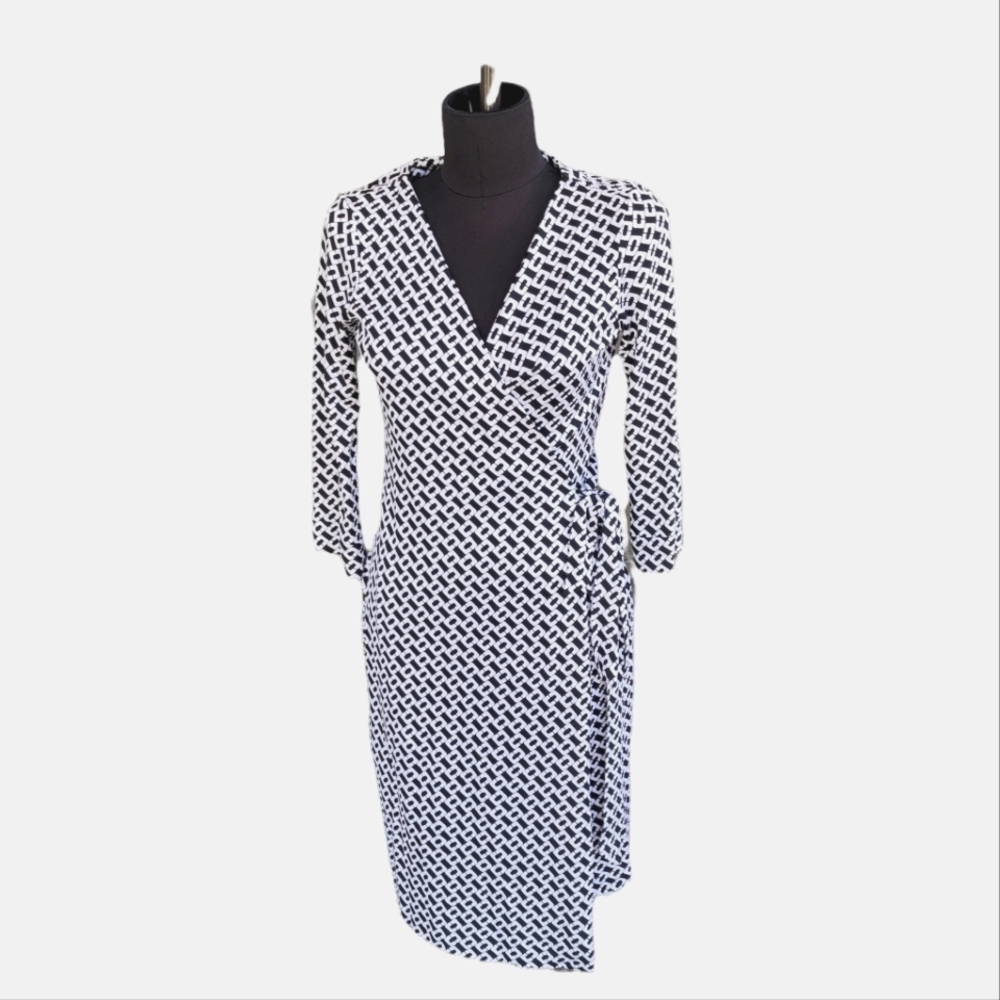 Diane Von Furstenberg:Julian Two Silk Wrap Dress. Black&White Chain Link.Sz. 6.